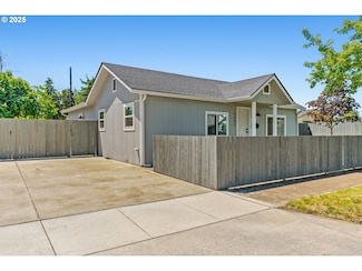 1121 D St, Springfield, OR 97477