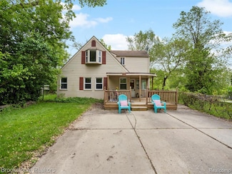 128 Leeds St, Walled Lake, MI 48390