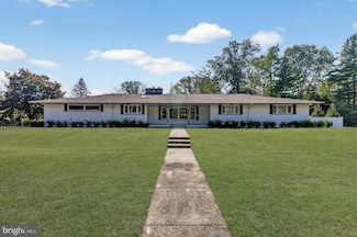 8 Lake Dr, Freehold, NJ 07728