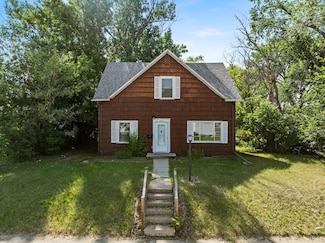 806 Park St, Minot, ND 58701
