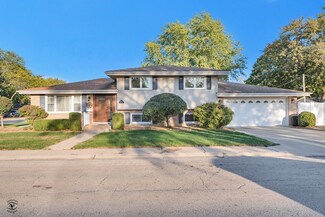 660 Holly Ln, Bradley, IL 60915