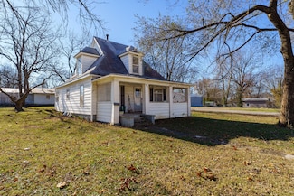 224 W Delta St, Aurora, MO 65605