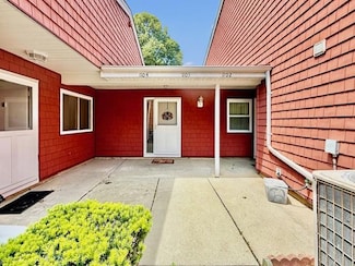 1104 Drew Dr, Saint James, NY 11780