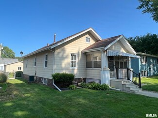 422 45th St, Moline, IL 61265