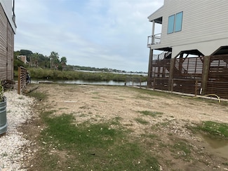 15 Cmdr Runco Ln, Taylor Lake Village, TX 77586