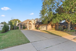 1813 Oak Wood Dr E, Pearland, TX 77581