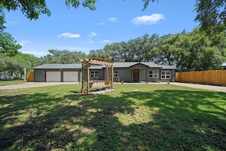 848 Nursery Rd, Clute, TX 77531
