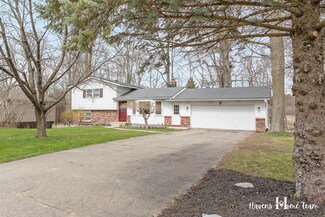 2253 Timberwood Dr SE, Grand Rapids, MI 49508