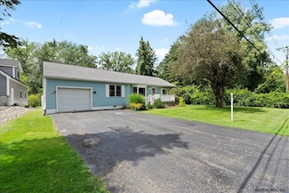 30 Vagele Ln, Glenmont, NY 12077