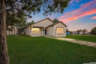685 Rolling Hills Dr, Canyon Lake, TX 78133