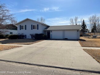 925 Antelope Dr, Hazen, ND 58545