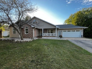 1101 Charlo St, Charlevoix, MI 49720