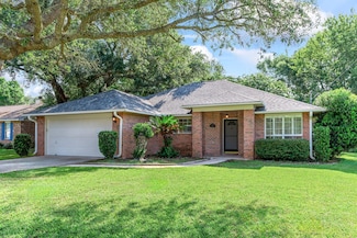 2742 Riverside Landing Dr, Navarre, FL 32566