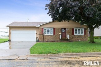 127 12th St, de Witt, IA 52742