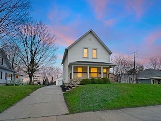 448 W Chestnut St, Port Washington, WI 53074