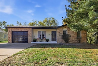 1262 Kings Trail Ln, Fenton, MO 63026