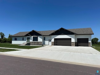 418 W 5th St, Freeman, SD 57029