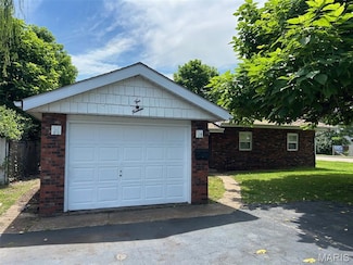 414 Cooper Dr, East Saint Louis, IL 62206