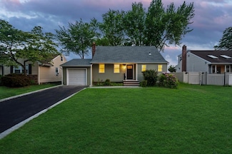 732 Woodside Dr, Wantagh, NY 11793