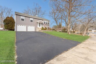 4 Yorkshire Dr, Jackson, NJ 08527