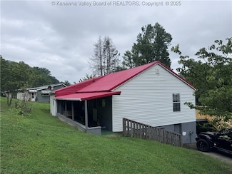 236 Easter Rd, Nitro, WV 25143