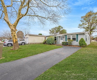 22 Limetree Dr, Manorville, NY 11949