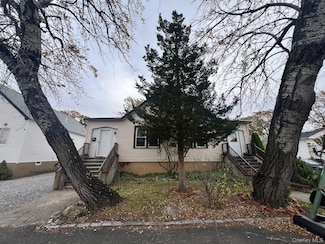 5 4th St, Bayville, NY 11709