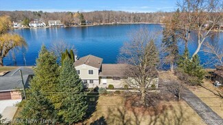 7135 Capri Dr, White Lake, MI 48383