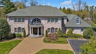 8 Norgate Rd, Glen Head, NY 11545