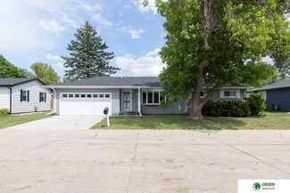 6 N Circle Dr, York, NE 68467