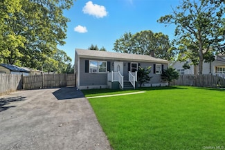 36 Flintlock Dr, Shirley, NY 11967