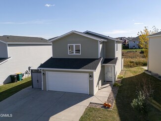 1055 Madison Ln, Bismarck, ND 58503