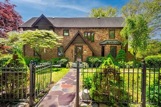 110 Wallis Rd, Chestnut Hill, MA 02467