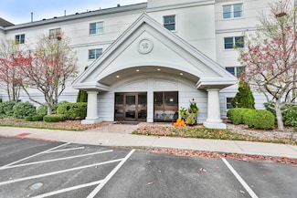 16 Mountain Laurels Dr Unit 105, Nashua, NH 03062