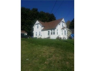 33 Main St, Fairfield, ME 04937