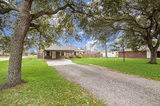 526 Elena Ln, Highlands, TX 77562