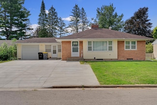 609 N 3rd St, La Crescent, MN 55947