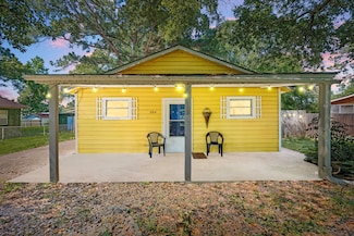 304 Popular St, Onalaska, TX 77360