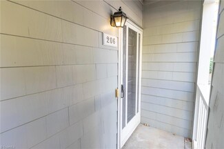 206 Oakwood Ct Unit 206, Winston Salem, NC 27103