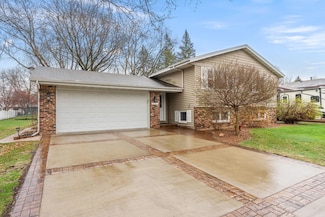 1137 Jackson St S, Shakopee, MN 55379