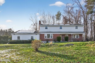 17 Woodshire Ct, Ballston Lake, NY 12019