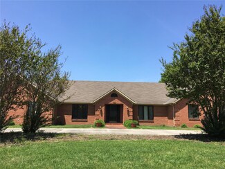 114 Greenbriar Dr, Sikeston, MO 63801