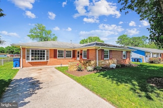 609 S Dogwood St, Sterling, VA 20164