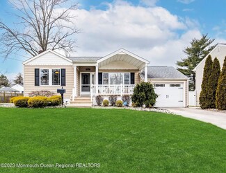 554 Hopping Rd, Belford, NJ 07718