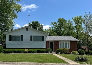 5001 Kingsmire Dr, Godfrey, IL 62035