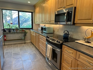 859 Heritage Village Unit B, Southbury, CT 06488