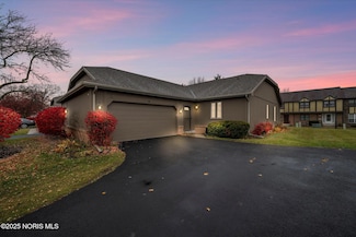 9 Meadowpond Dr, Perrysburg, OH 43551