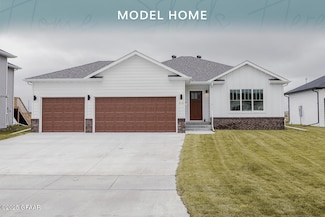 414 Hummel Ct, Grand Forks, ND 58201