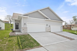 31 Keeneland Ct, Pleasant Hill, IA 50327
