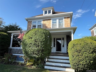609 1st St, Greenport, NY 11944